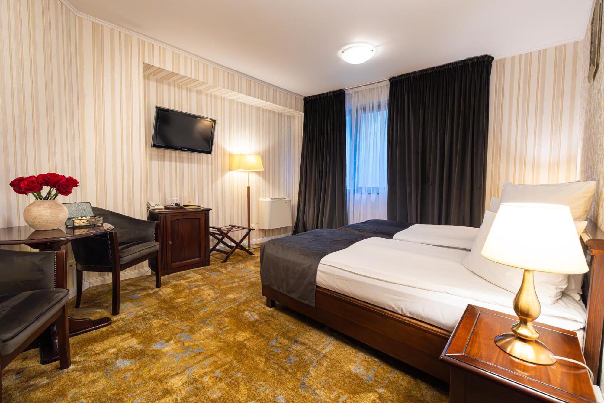 Brilliant Plaza Hotel 4*