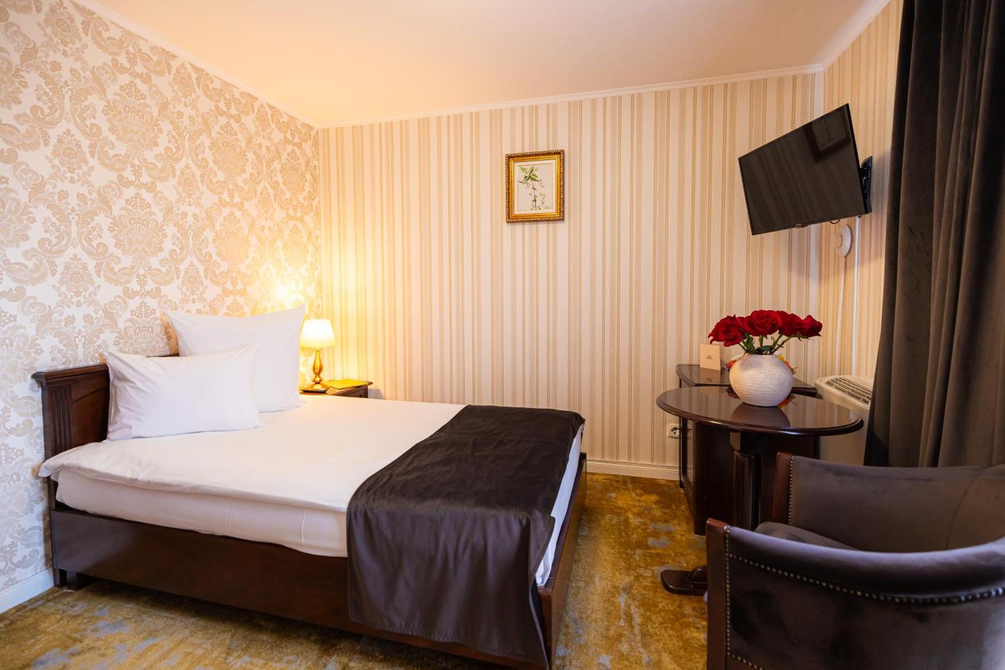 Brilliant Plaza Hotel 4*